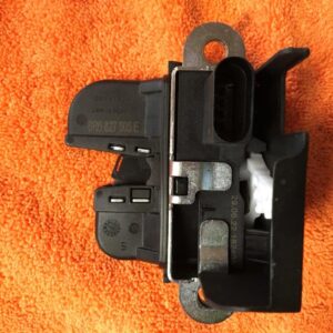 Serrure de hayon intérieur VW Polo V 3 cyl. 1.2L Essence Injection 2011 - VW 6R0827505E