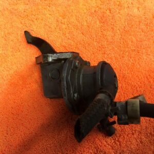 Pompe à carburant mécanique sur bloc moteur Ford Fiesta 1.0L Essence 1989