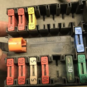 Fuse box + battery wiring Citroen Saxo 1.5 2003 - DAV B20 13