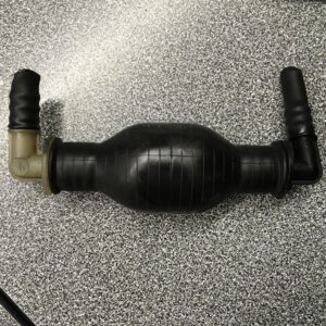 Ford fuel primer bulb with 2 x 90° outlets
