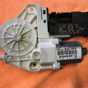 Moteur lève vitre avant droit Peugeot 407 SW 1.6 Hdi 2005 - Bosch 0130822201 - 9646594480