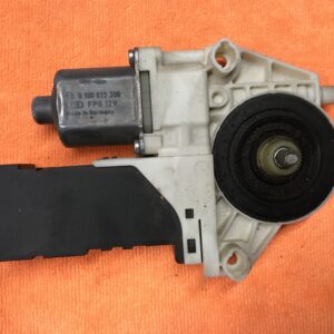 Moteur lève vitre avant droit Peugeot 407 SW 1.6 Hdi 2005 - Bosch 0130822200 - 9646594580