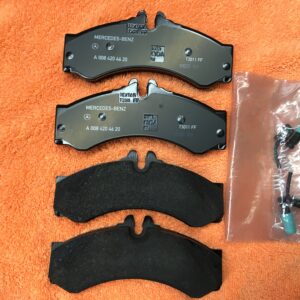 Remblokken + slijtage-indicator MERCEDES-BENZ A0084204620